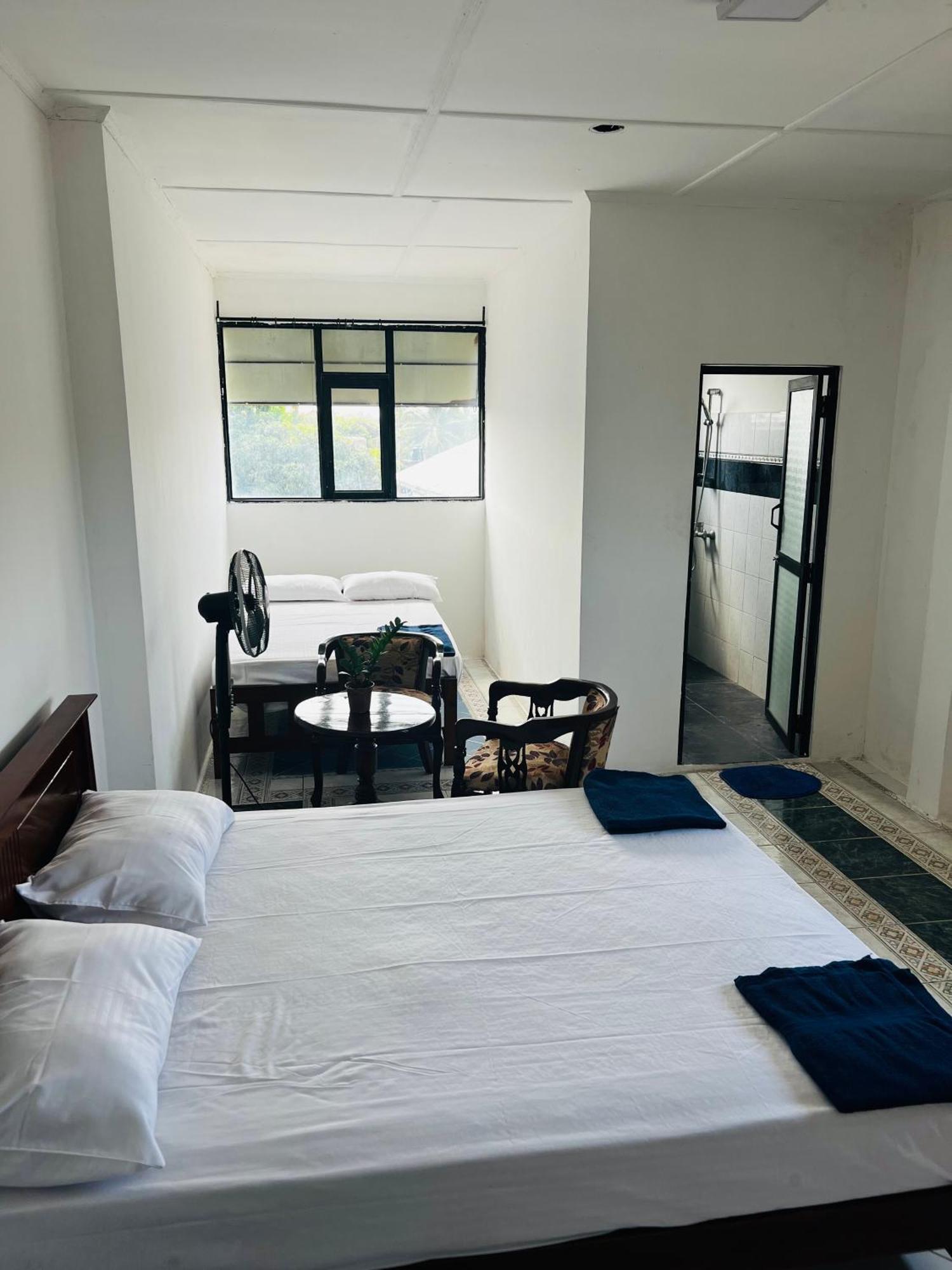 Ramlyn Guesthouse & Restaurant Negombo Luaran gambar